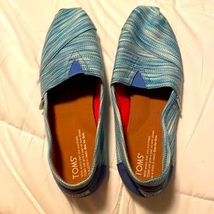 Tom’s shoes that are a 8.5 W & blue in color!